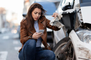 woman car crash calling Commercial Truck Accident Lawyer in Hempstead - Mushiyev Law