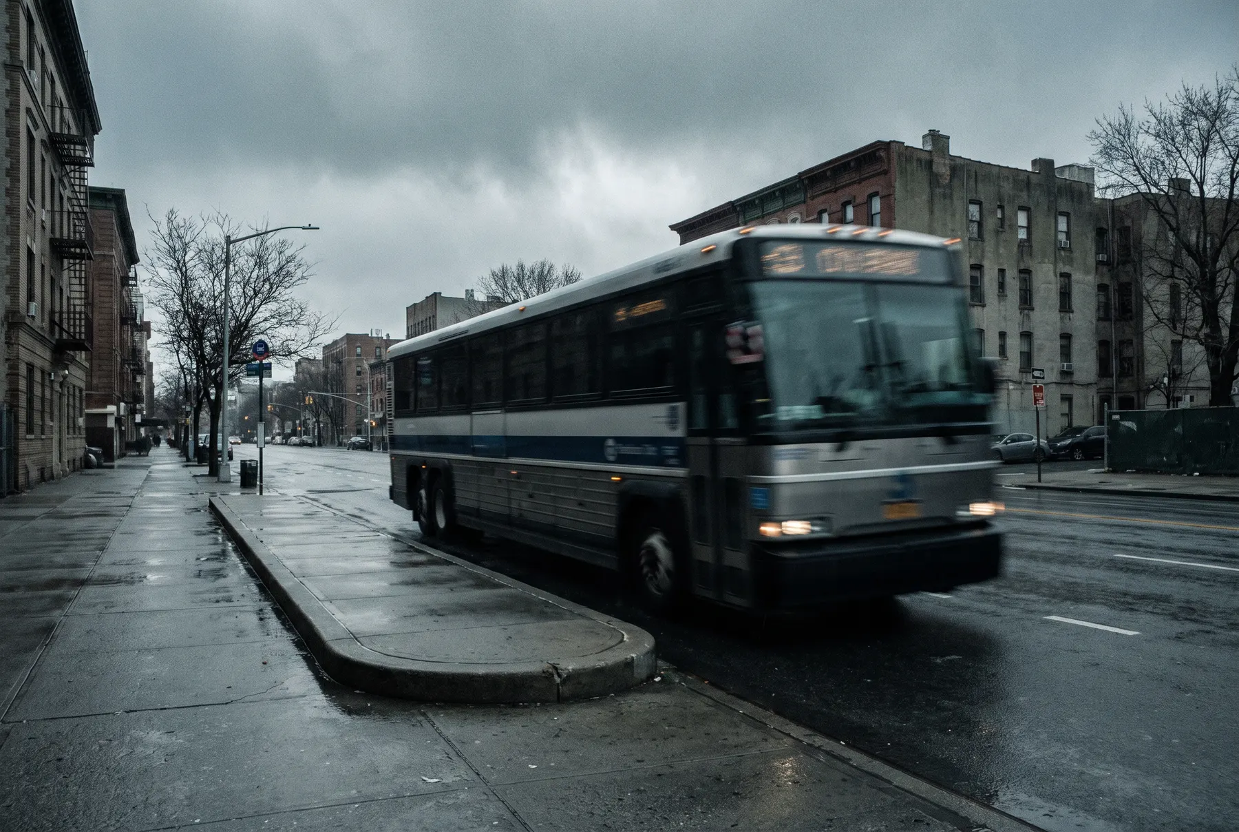 Abogado de accidentes de autobús: autobús de la ciudad en una calle de Nueva York