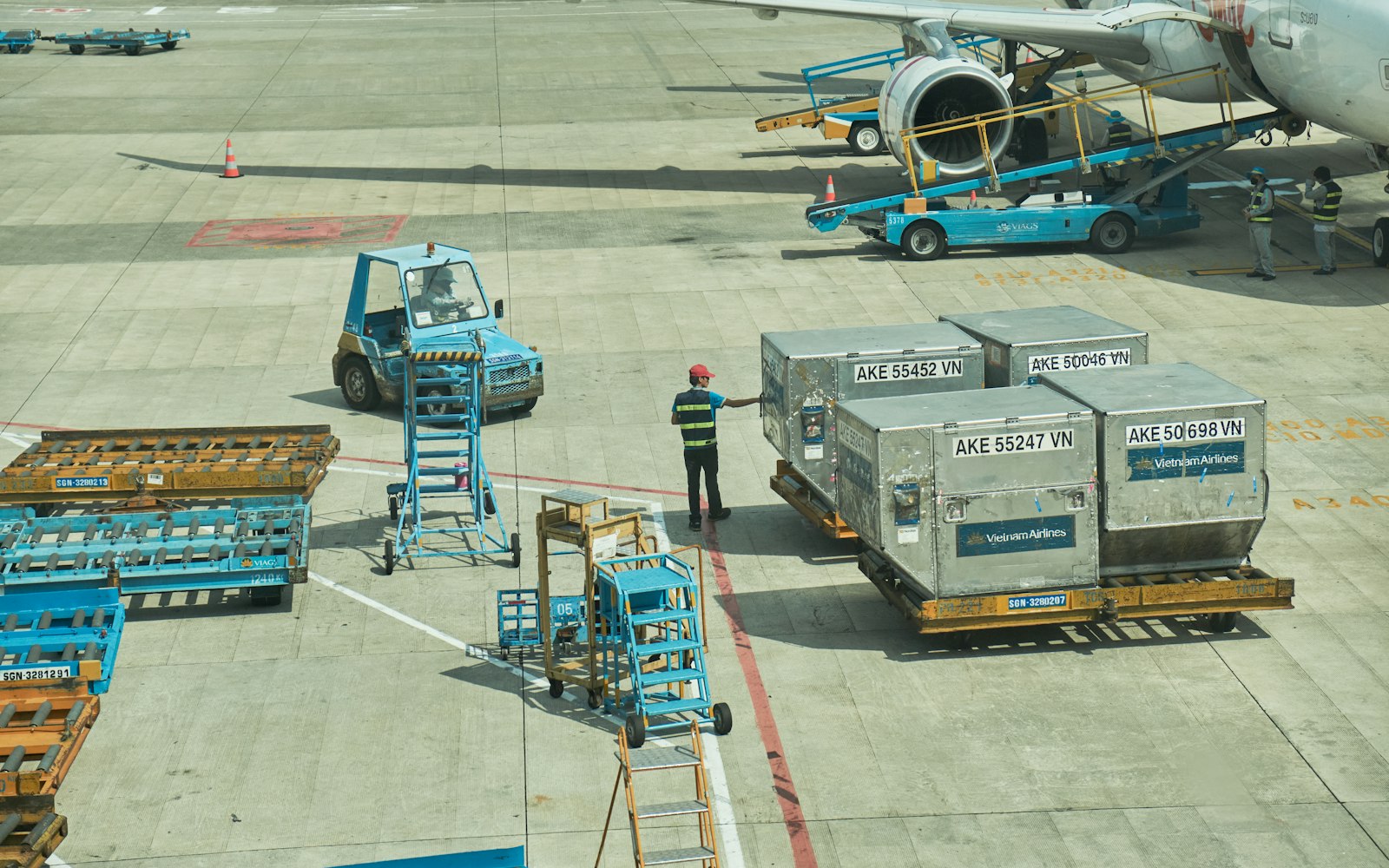 Cargo handlers loading freight at an airport, the kind of job injury a workplace accident lawyer in Rosedale reviews