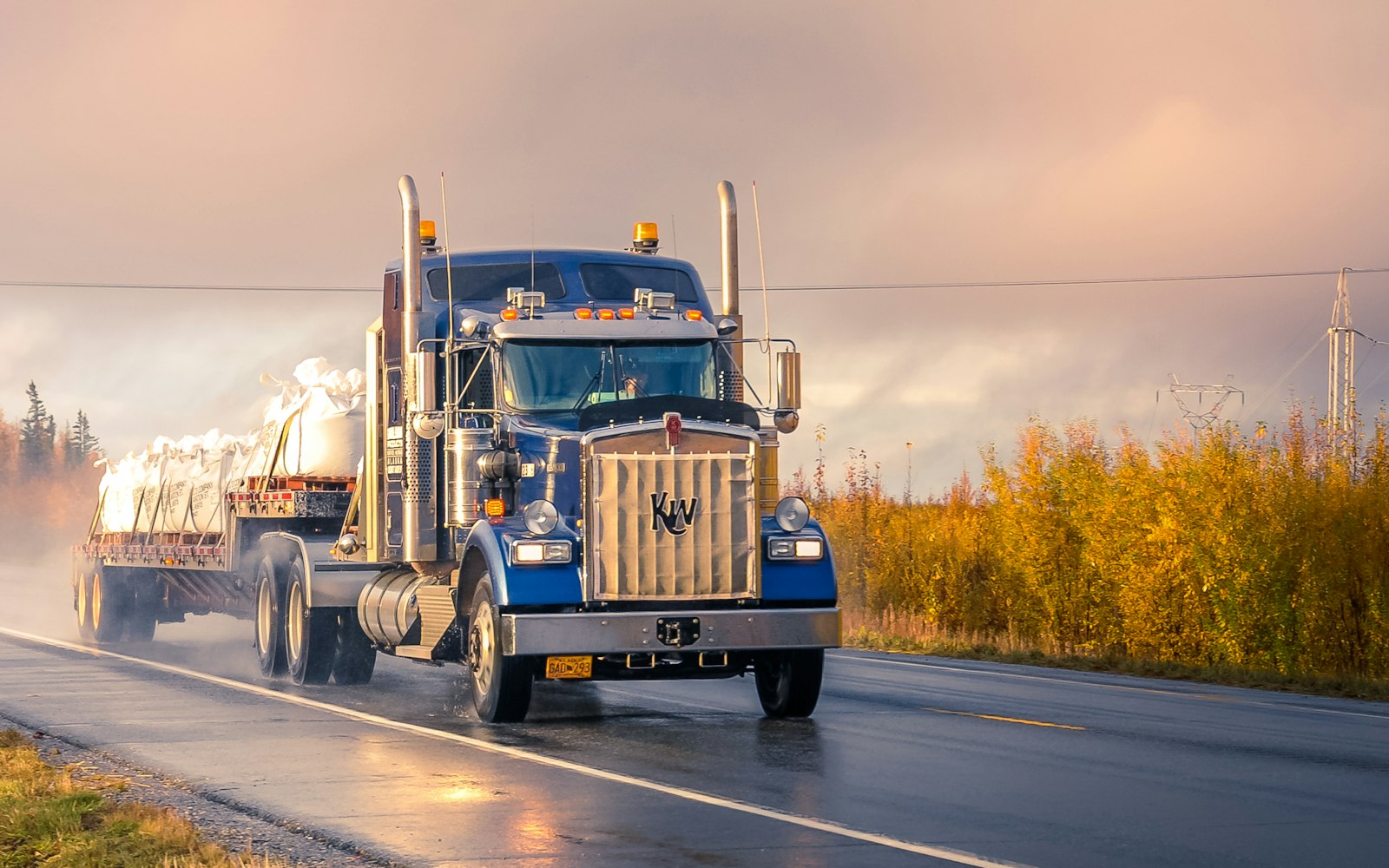 Tractor-trailer on a busy highway, the kind of crash a truck accident lawyer in Rosedale investigates