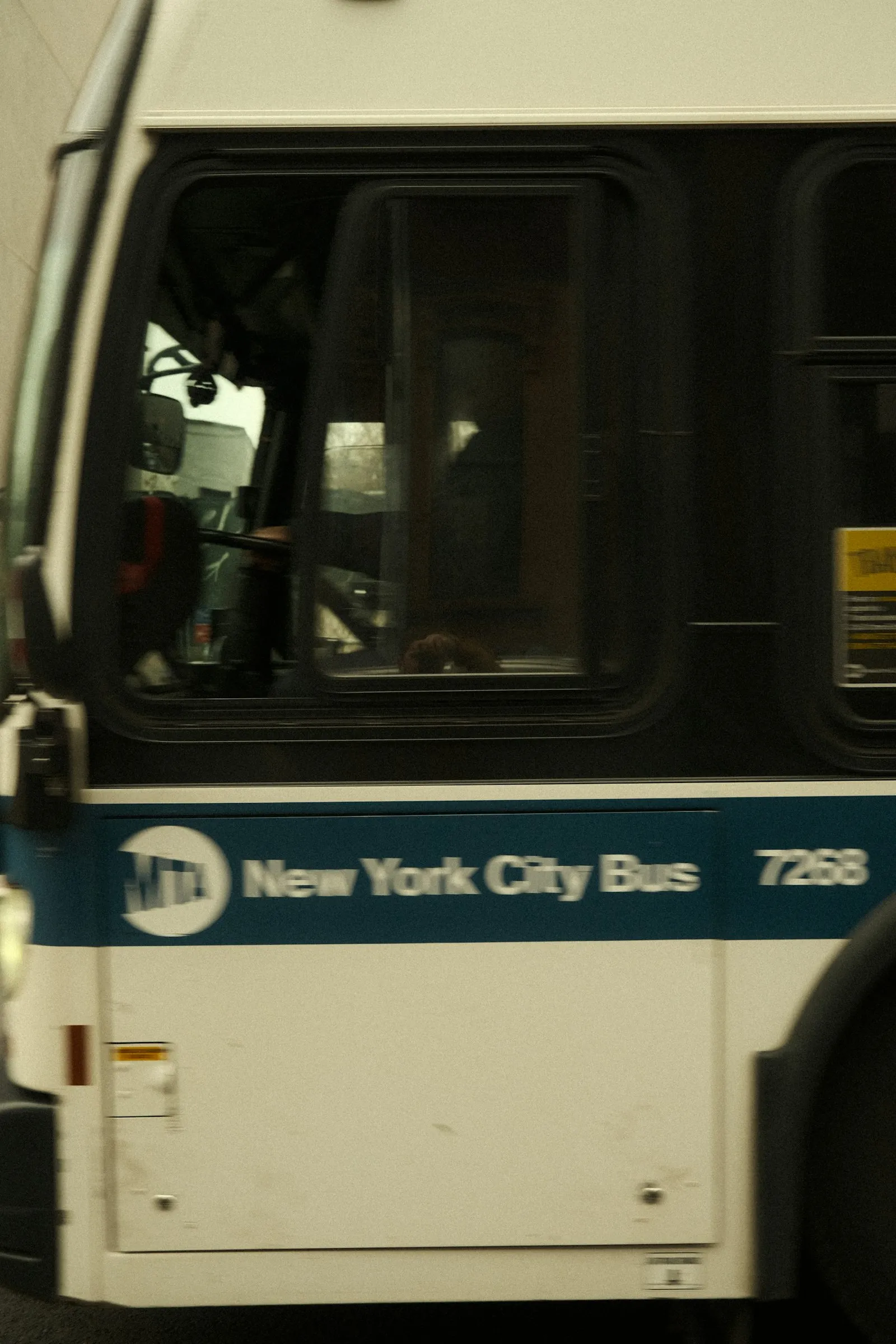 Abogado de accidentes de autobús: autobús de la ciudad de Nueva York circulando por la calle