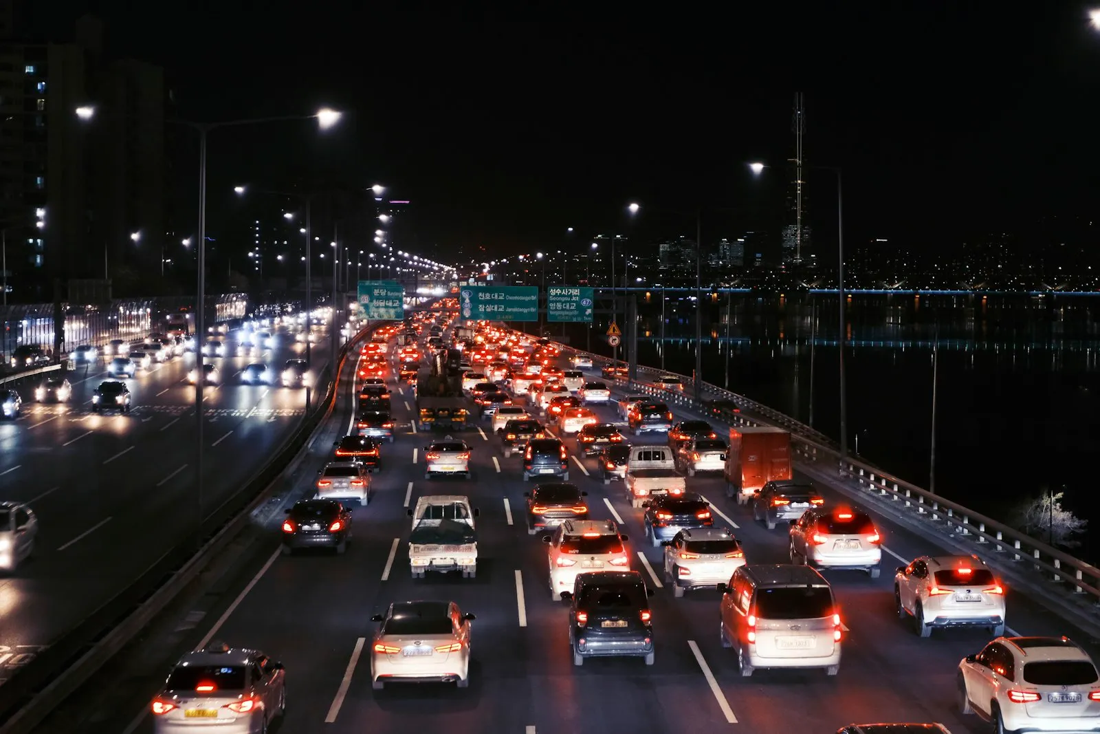 Abogado de accidentes de tránsito Condado de Nassau: automóviles en una autopista de noche