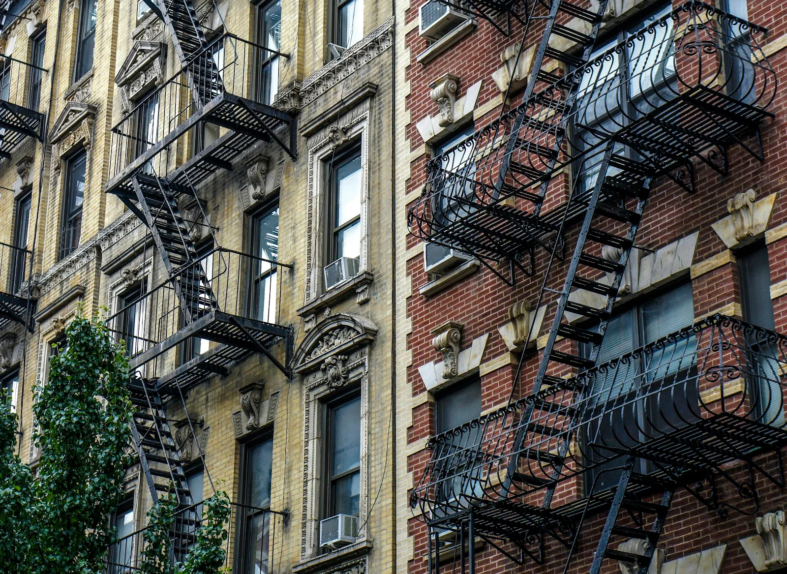 Abogado de responsabilidad de propietarios de Nueva York: edificios de apartamentos con escaleras de incendios y acondicionadores de aire de ventana