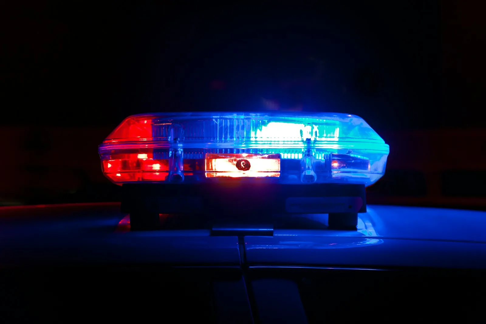 avvocato per incidenti da guida in stato di ebbrezza a Queens: barre di luci della polizia lampeggianti in rosso e blu di notte