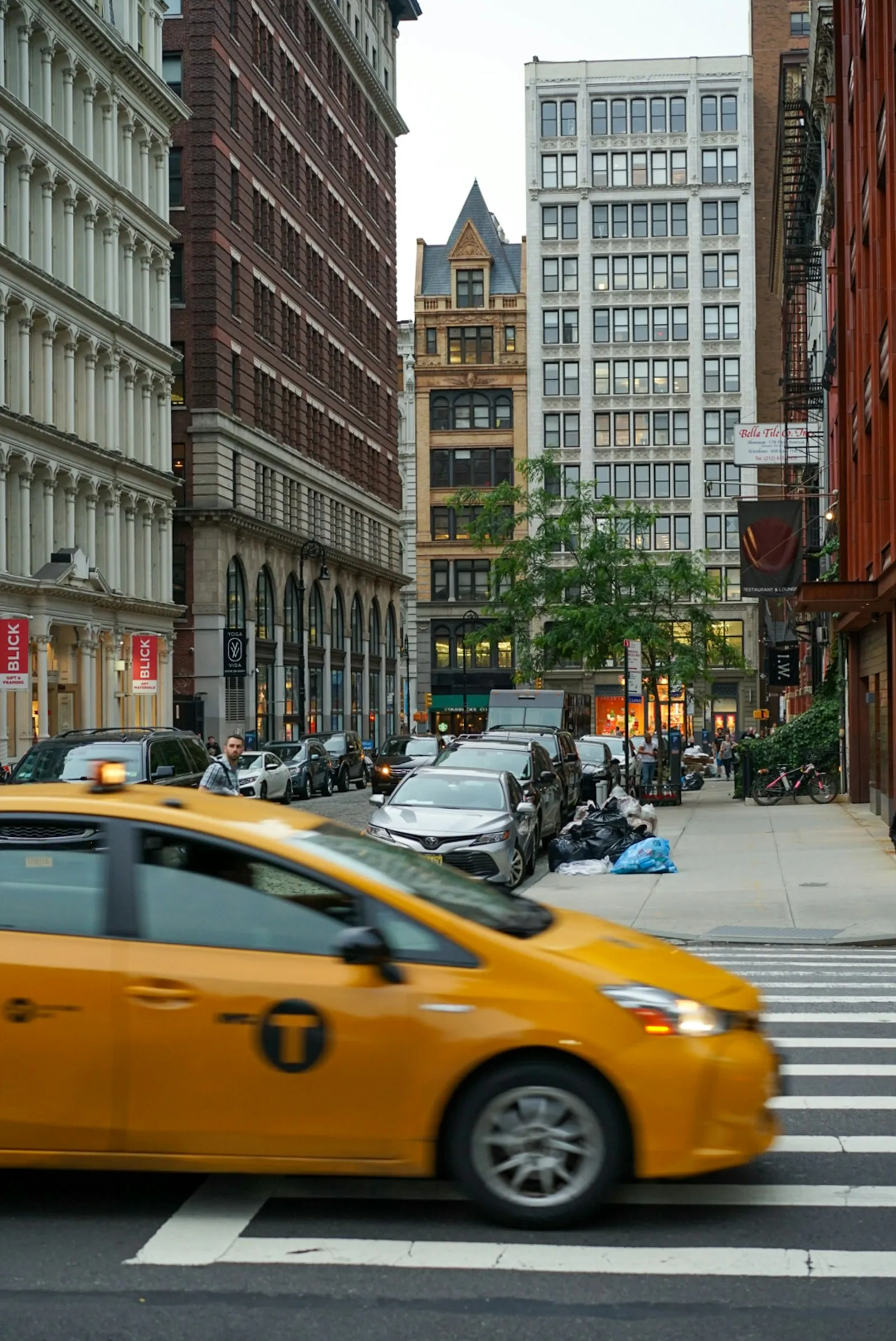 Taxi accident lawyer Elmont: a yellow taxi in city traffic