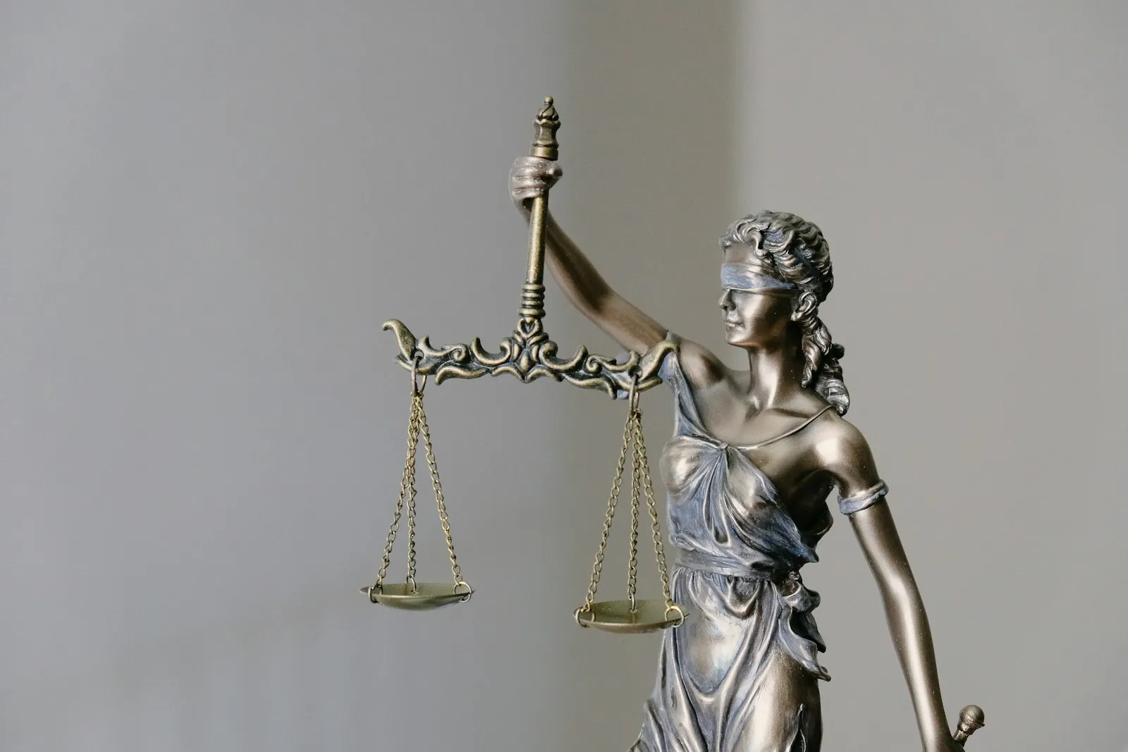 18 Wheeler Accident Lawyer in Bellerose – scales of justice statue