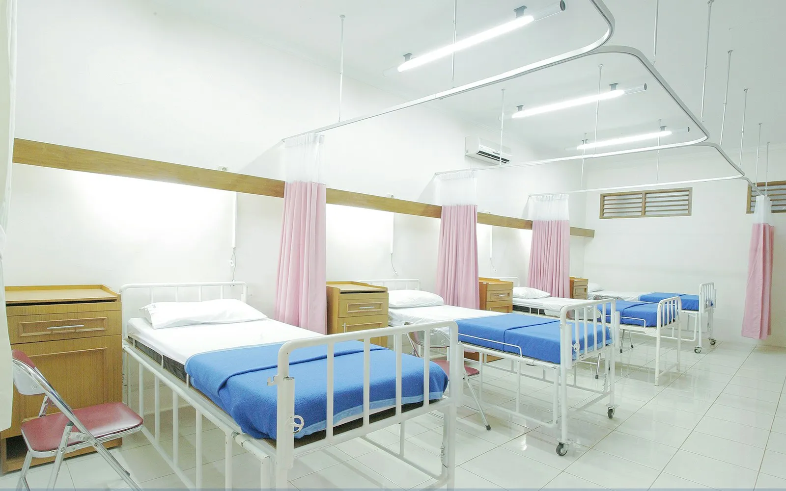 18 Wheeler Accident Lawyer in Bellerose – hospital room during recovery