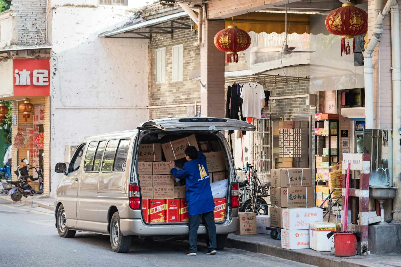 Amazon Delivery Truck Accident Lawyer in Bellerose – delivery worker unloading packages