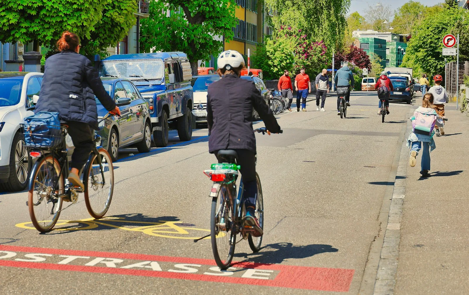 Bicycle Accident Lawyer in Bellerose – people cycling on a city street