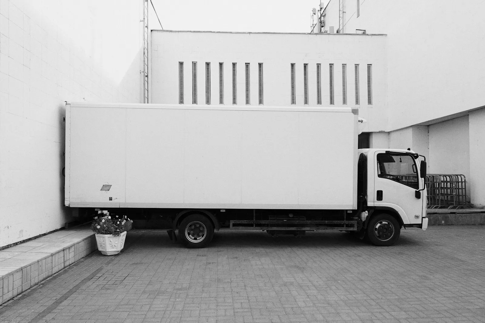 Box Truck Accident Lawyer in Bellerose – white box truck parked by a building