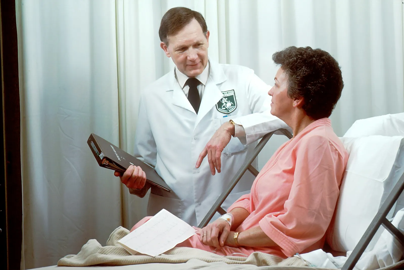 Car Accident Lawyer in Bellerose – doctor talking with an injured patient