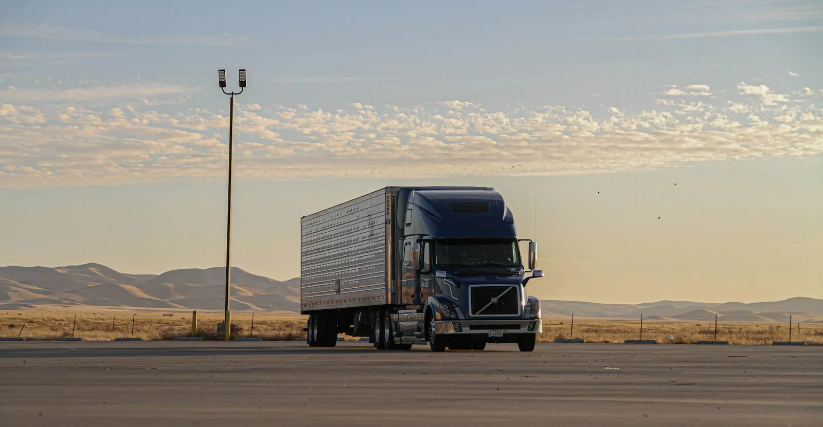 Commercial Truck Accident Lawyer in Bellerose – commercial truck on the road