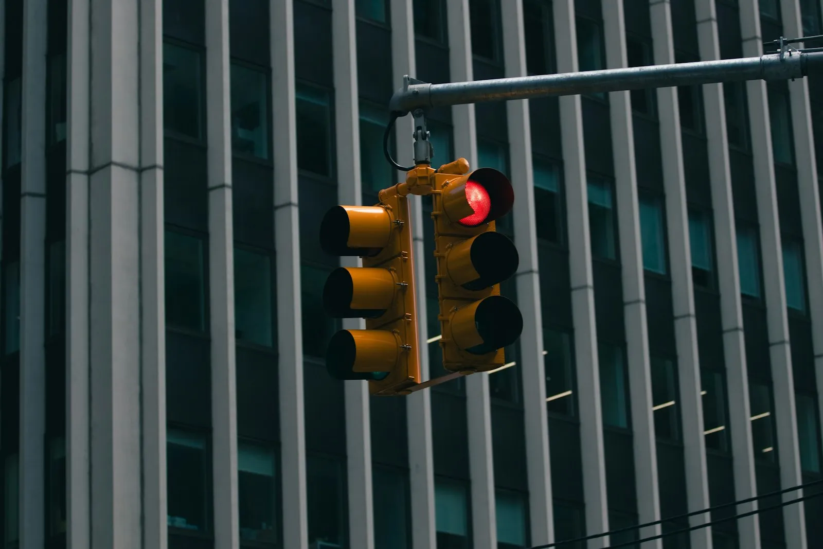 Distracted Driving Accident Lawyer in Bellerose – traffic signal over a city street