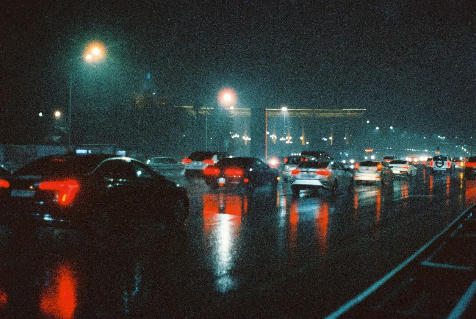 Highway Accident Lawyer in Bellerose – cars driving on a wet highway