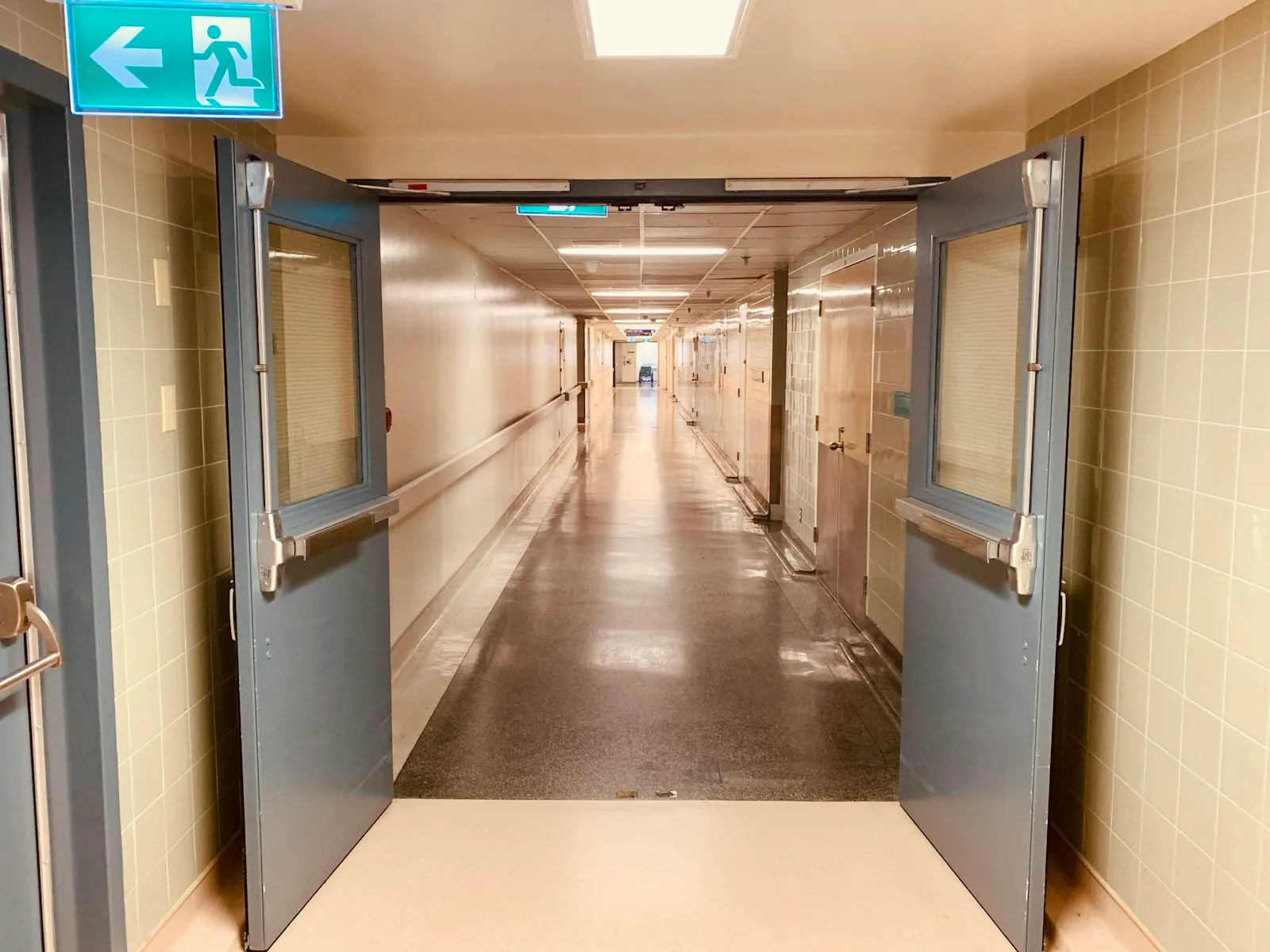 医疗事故律师皇后区：医院长长的空走廊，双门