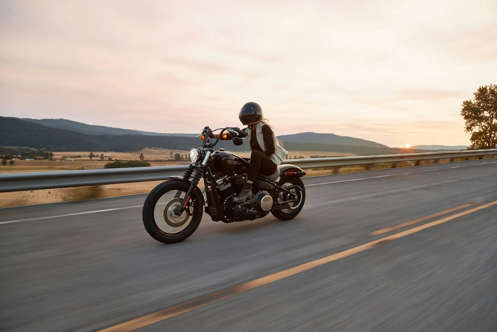 Motorcycle Accident Lawyer in Bellerose – rider on a cruiser motorcycle