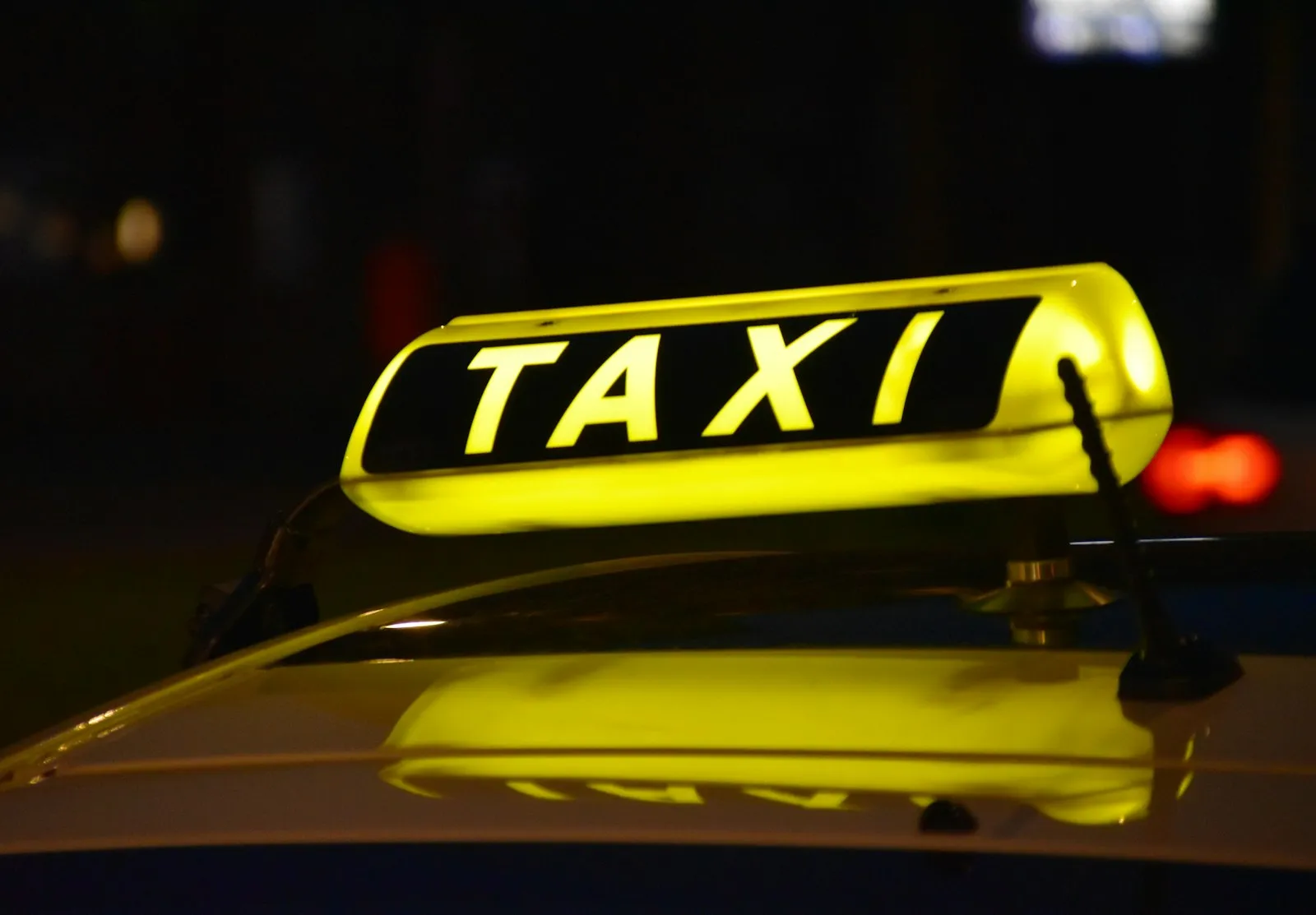 Illuminated taxi roof sign