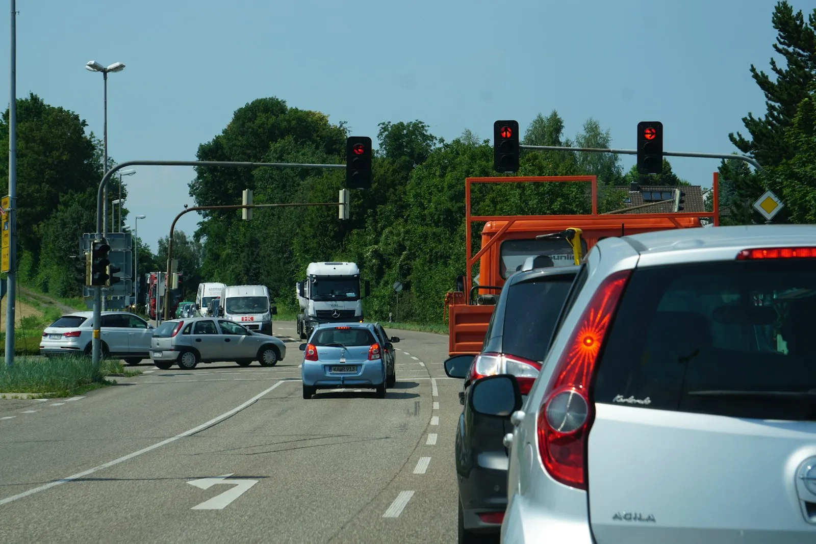 Rear End Collision Lawyer in Bellerose – cars stopped in traffic