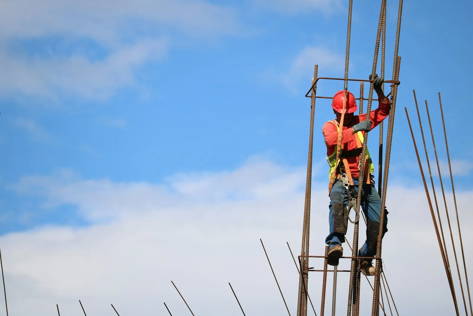 Trabajador de construcción con casco rojo trabajando en altura