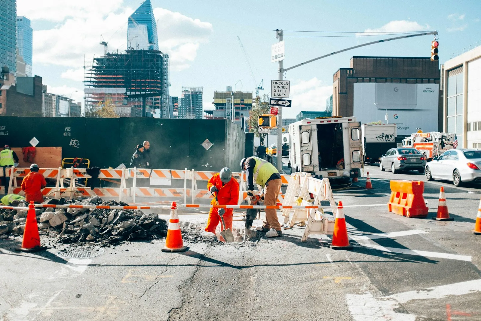 Trabajador de construcción en una calle de la ciudad