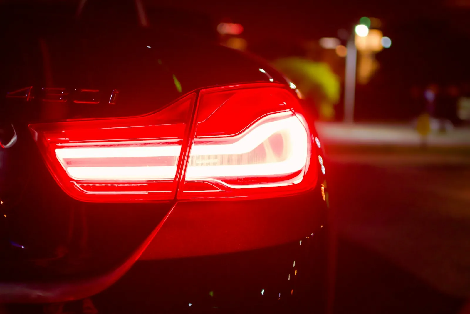 Luces de freno del auto brillando por la noche