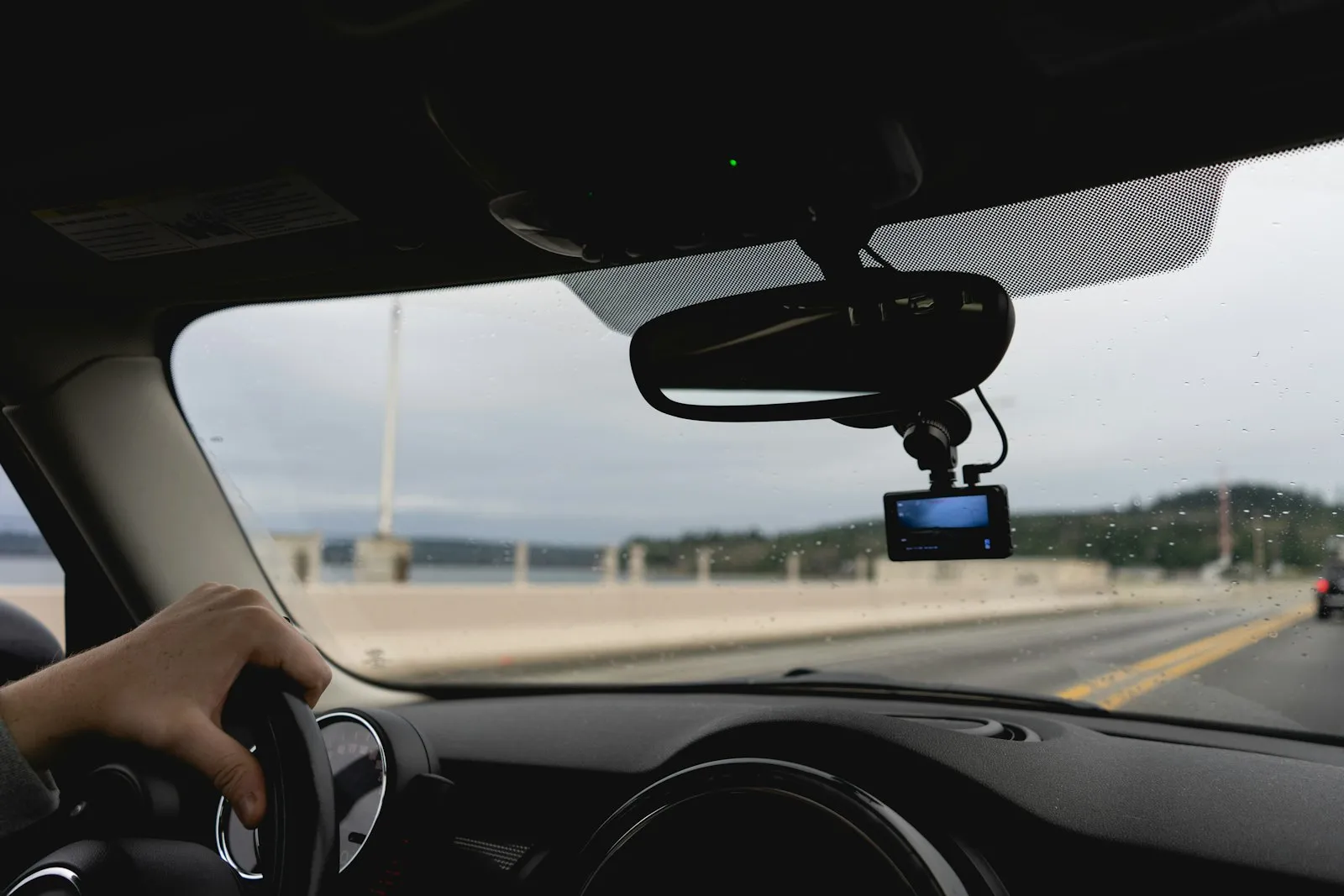 Persona conduciendo un auto en una carretera