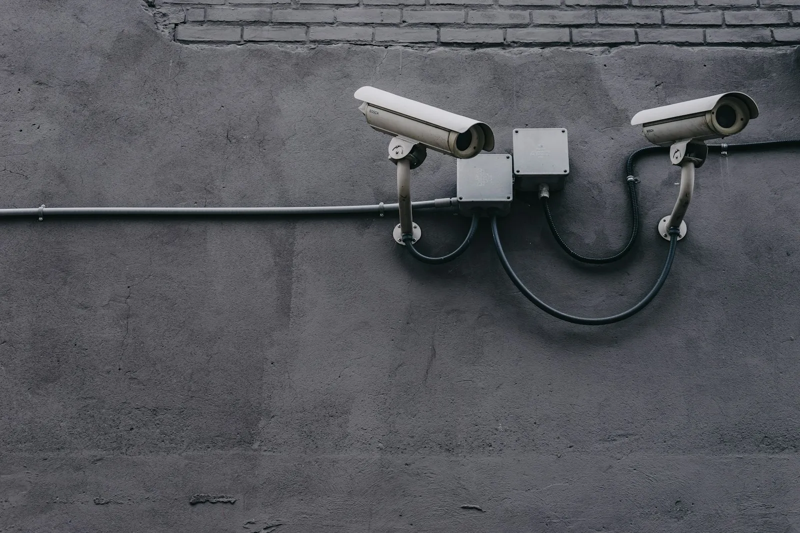 Dos cámaras de vigilancia montadas en un edificio