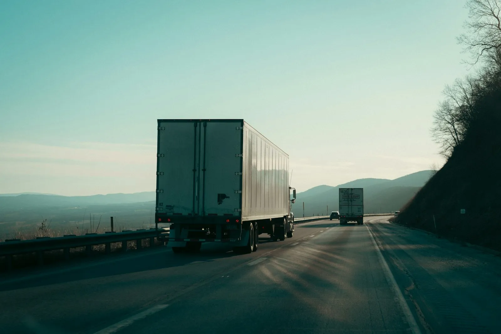 Deux camions semi-remorques circulant sur une autoroute