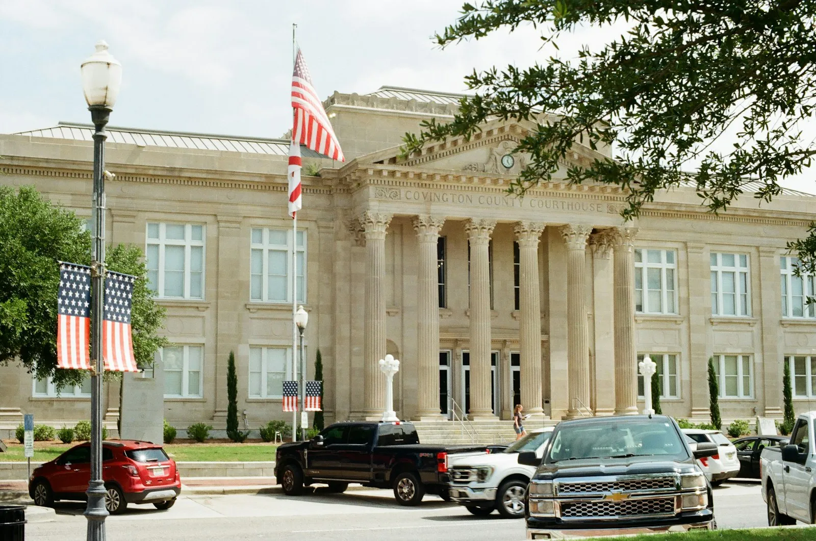 Semi Truck Accident Lawyer in Bellerose – classical courthouse columns