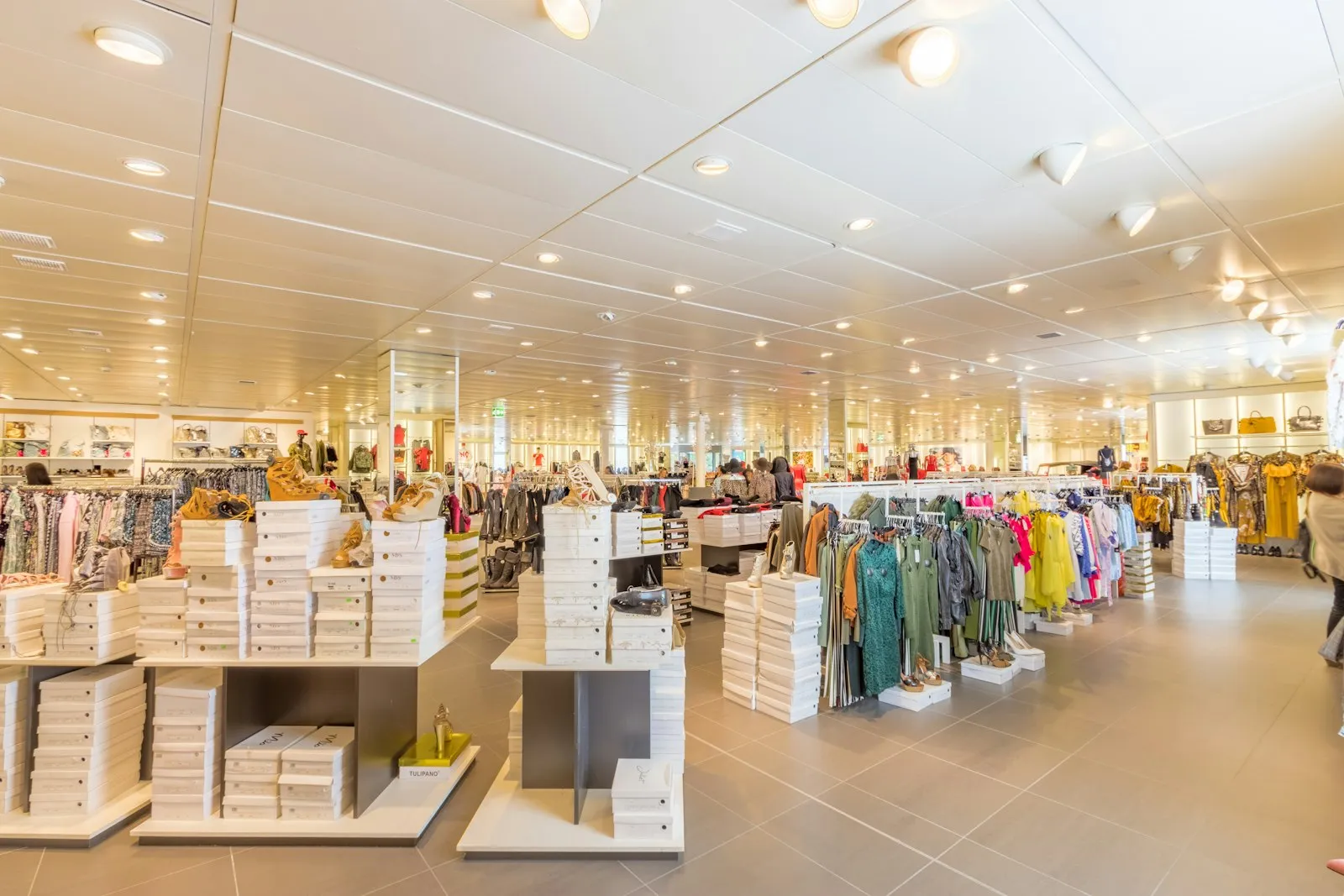 Corridoi di un negozio di abbigliamento sotto luci al soffitto luminose, pertinente alle rivendicazioni (claims) di cadute al dettaglio gestite da un avvocato di Valley Stream