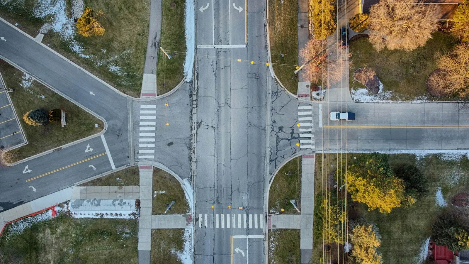 Taxi Accident Lawyer in Bellerose – aerial view of a street intersection