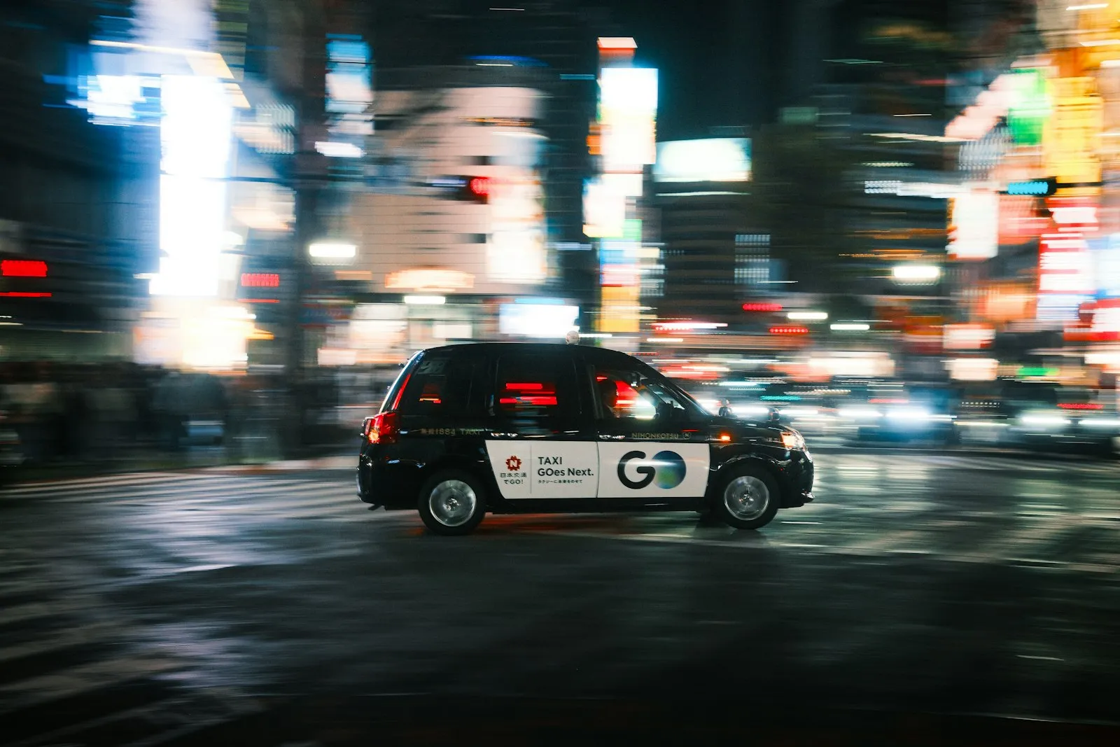 Taxi Accident Lawyer in Bellerose – taxi moving through traffic at night