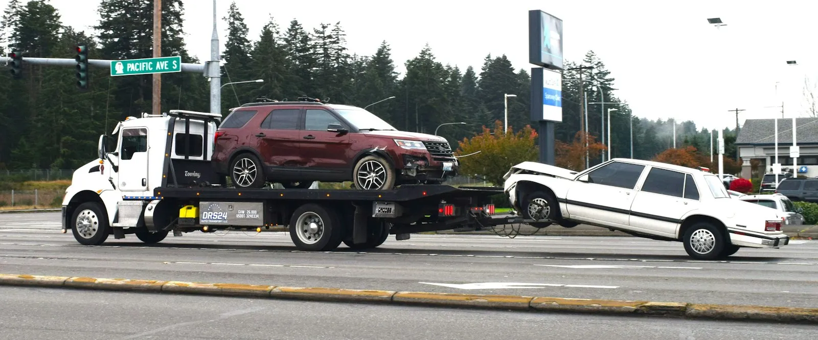 Truck Accident Lawyer in Bellerose – tow truck hauling a wrecked car