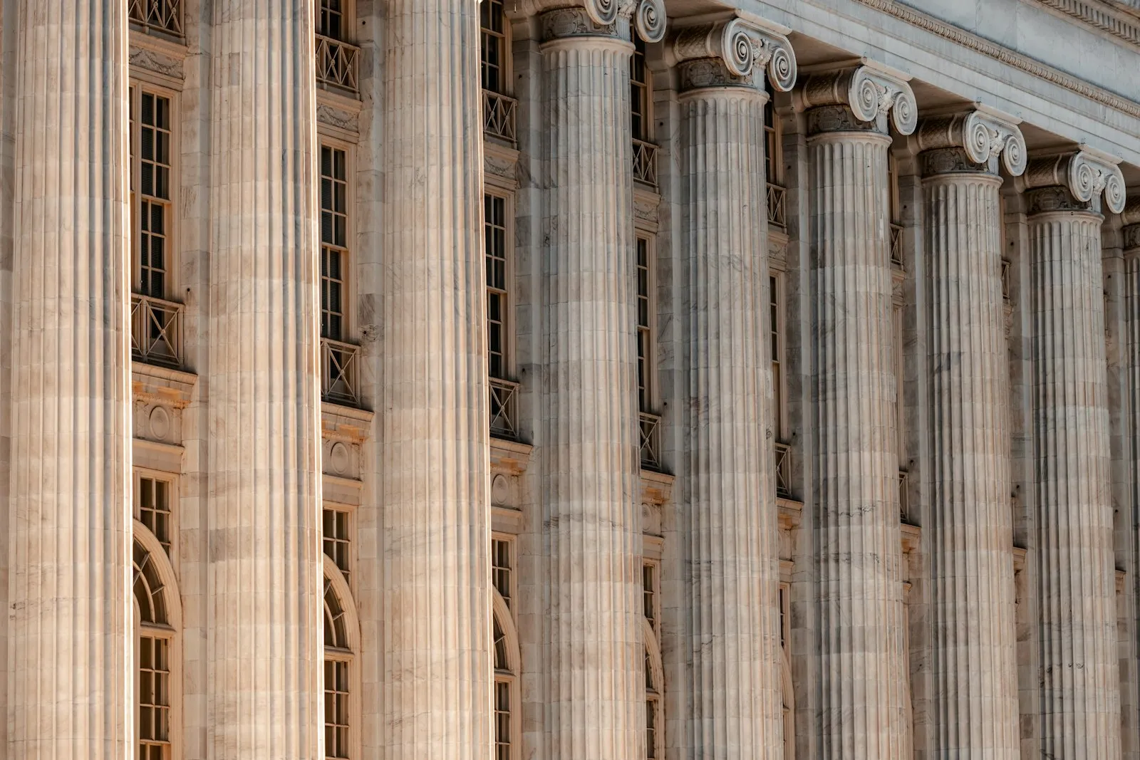 Wrongful Death Lawyer in Bellerose – courthouse building with columns